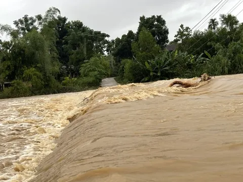 Quảng Ngãi: Hàng chục ngôi nhà bị tốc mái, di dời nhiều hộ dân bị ngập sâu