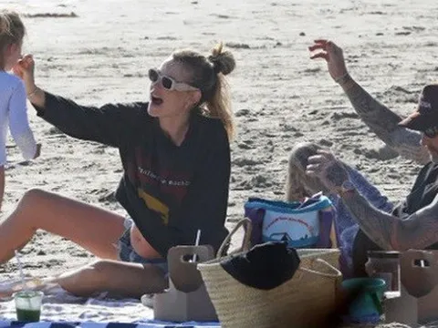 Hậu bê bối ngoại tình, Adam Levine cùng vợ, con vui vẻ đi chơi biển