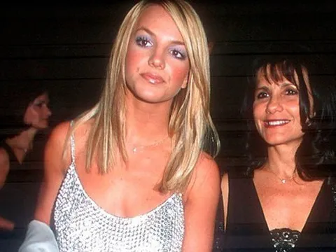 Britney Spears bị mẹ tát vì tiệc tùng đến 4 giờ sáng