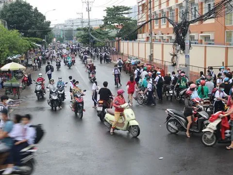 TP HCM: Cảnh bất ngờ ở con đường bì bõm mỗi khi triều cường