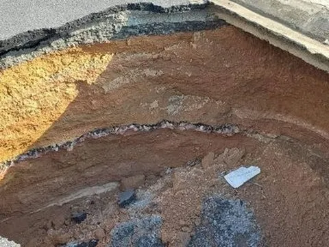 Quảng Bình xuất hiện hố sụt trên tuyến đường ven biển