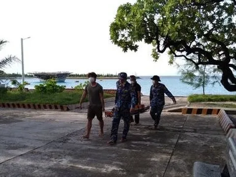 Bệnh xá đảo Sinh Tồn cấp cứu ngư dân Quảng Ngãi nghi bị đột quỵ não