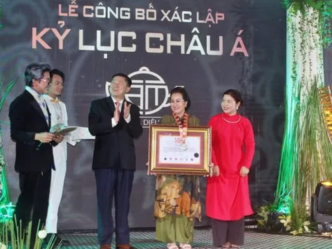 Bộ sưu tập hơn 1.000 ấm tử sa của Việt Nam được xác lập kỷ lục châu Á