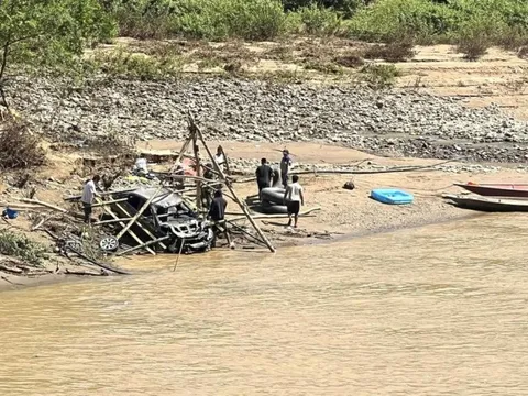 Năm ngày trục vớt ô tô bị lũ quét, gia đình vẫn chưa thể đưa xe về nhà