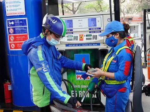 Vì sao giá bán buôn xăng dầu có lúc cao hơn giá bán lẻ?