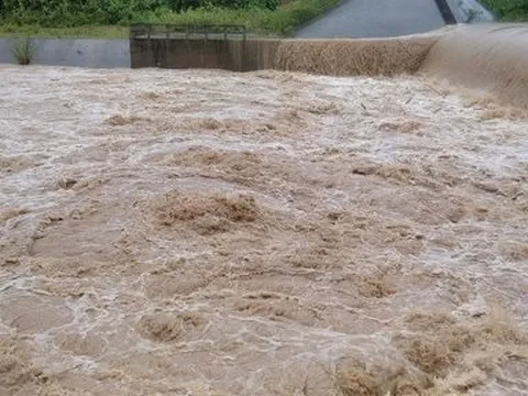 Thiếu tá quân y kịp thời cấp cứu nam sinh rơi xuống dòng lũ bất tỉnh