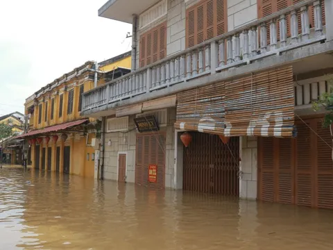 Phố cổ Hội An ngập sâu do mưa lớn