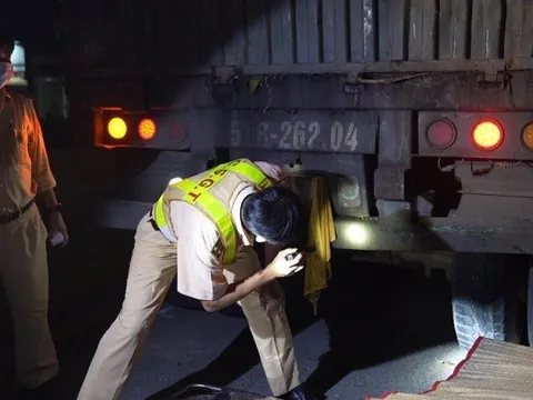 Điều tra vụ người đàn ông đi xe máy tử vong do tông đuôi xe container