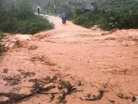 Mưa lớn nhiều giờ, lãnh đạo về tận vùng xung yếu vận động dân di dời