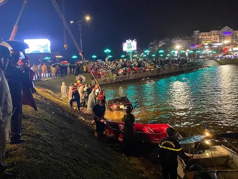 Lâm Đồng: Xe ô tô mất lái lao xuống hồ Xuân Hương, 2 người tử vong