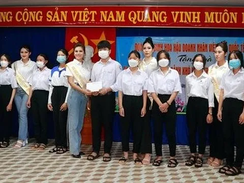 BTC Hoa hậu Doanh nhân Việt Nam Quốc tế tặng 100 phần quà cho học sinh nghèo