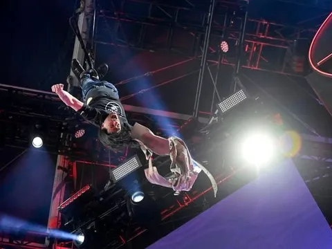 Nam ca sĩ bất tỉnh khi tham gia màn ảo thuật nguy hiểm trong bể nước