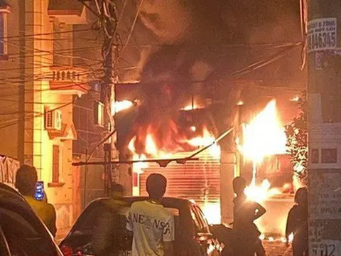 Cảnh sát khống chế đám cháy ngùn ngụt tại khu dân cư ở Hà Nội