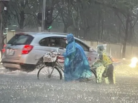 Chùm ảnh: Người dân Tp.Đà Nẵng bất lực khi “phố biến thành sông “