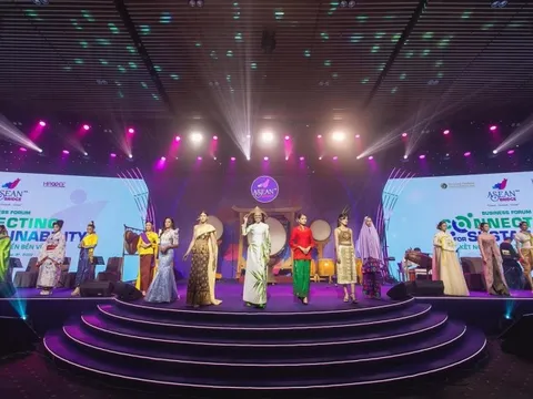 Sợi vải xanh biến hoá trong BST quốc phục 15 quốc gia tại Diễn đàn “Nhịp cầu ASEAN ++”