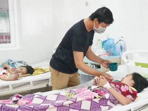 Không tự ý truyền nước khi mắc sốt xuất huyết