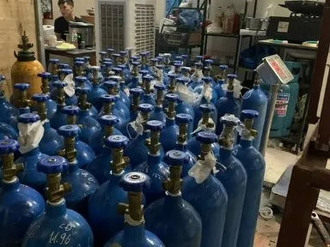"Đột kích" vào nhà kho thu giữ hàng trăm bình khí cười