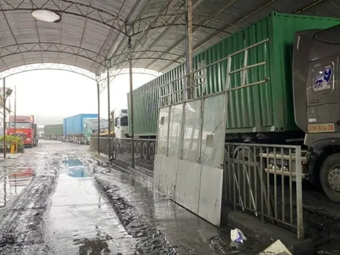 Xe container nối đuôi nhau kẹt cứng ở cửa khẩu do sụt lún QL15D