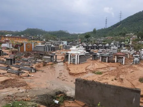 Đà Nẵng: Xót xa hàng ngàn ngôi mộ bị vùi lấp do sạt lở