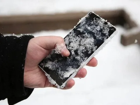 Trời lạnh, pin điện thoại sụt nhanh đến thảm họa. Cần biết điều này ngay trước khi cắm sạc