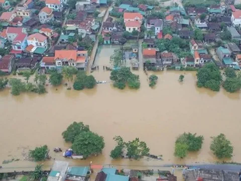 Nước sông Kiến Giang lên nhanh, cả làng ôm đồ chạy lũ trong đêm