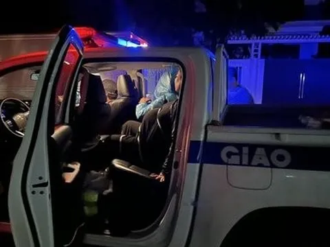 Xe chuyên dụng CSGT vượt lũ, đưa sản phụ đi “vượt cạn”