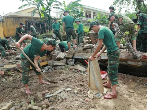 Chùm ảnh: Lực lượng chức năng Đà Nẵng giúp dân khắc phục thiệt hại mưa lũ