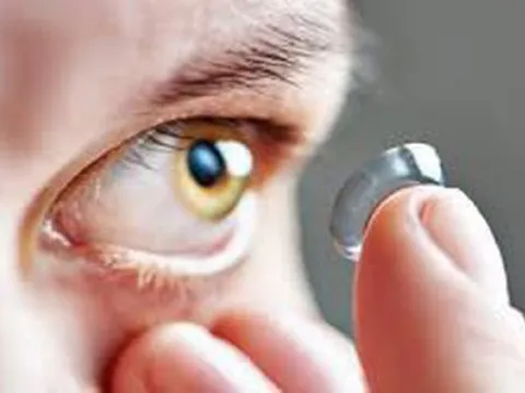 Sơ suất khi đi tắm, người phụ nữ phải cắt bỏ mắt trái