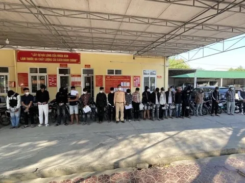 Ngăn chặn nhóm thiếu niên đi xe máy lạng lách, đánh võng loạn phố