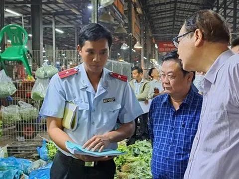 3 giờ sáng, Bộ trưởng Lê Minh Hoan xuất hiện ở chợ đầu mối Bình Điền