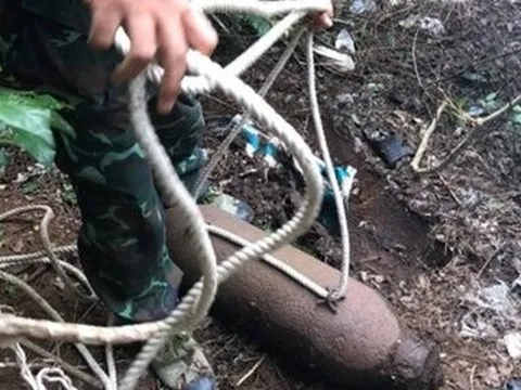 Trà Vinh: Phát hiện quả bom còn nguyên ngòi nổ dài 1m, nặng 115kg