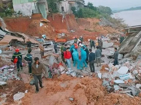 Ảnh: Nhà đổ sụp xuống sông Thạch Hãn khiến 1 người chết