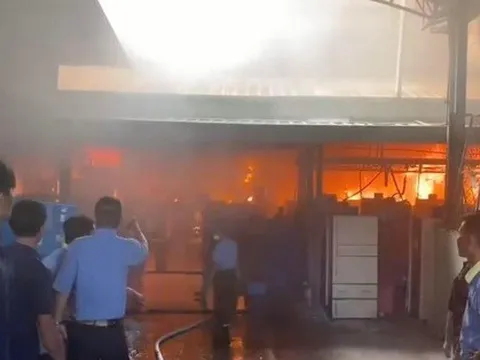 Hình ảnh cháy ngùn ngụt tại công ty đông công nhân nhất Đồng Nai