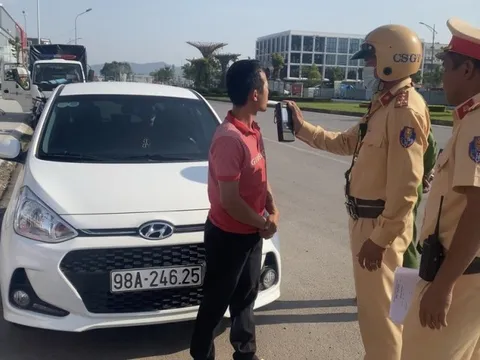 Phát hiện tài xế vi phạm nồng độ cồn, mang theo 2 khẩu súng
