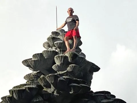 Lâm Đồng: Giải cứu nam thanh niên leo lên nóc tượng đài cao 10m