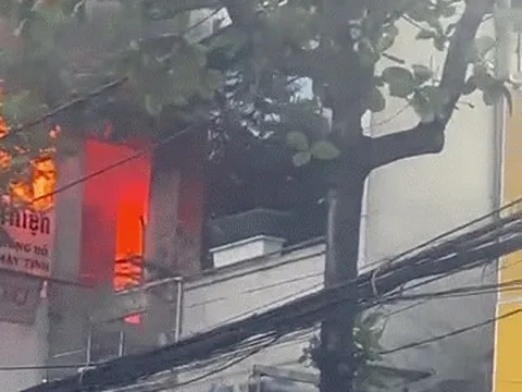 Cháy lớn tại cửa hàng đồ thể thao ở Đà Nẵng