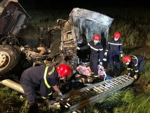 Thanh Hóa: Xe bốc cháy sau tai nạn, 2 tài xế tử vong trong cabin