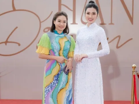 MC Kim Huyền Sâm, ca sĩ Kim Long diện áo dài đi xem show của NTK Kenny Thái