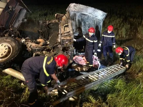 Xe tải đâm nhau rồi bốc cháy ở Thanh Hóa, hai người tử vong trong cabin