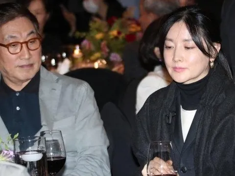 Lee Young Ae xuất hiện cùng chồng 71 tuổi