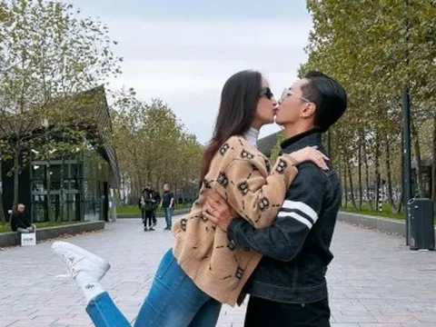 Khoảnh khắc "khóa môi" ngọt ngào của Khánh Thi - Phan Hiển bên trời Tây