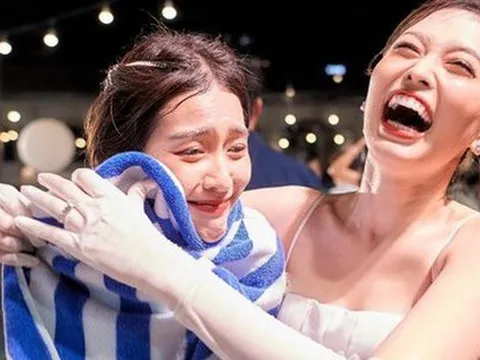 Khả Ngân bị đẩy xuống hồ bơi ở lễ cưới Phương Nga - Bình An