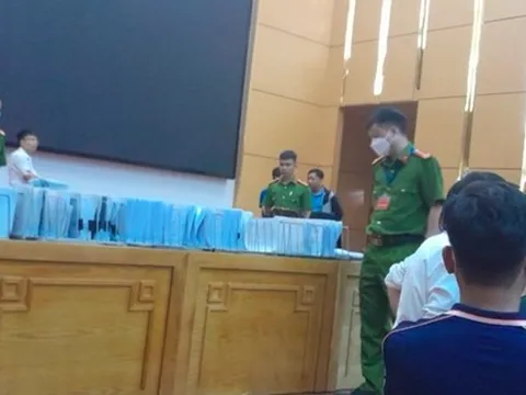 Công an niêm phong 400 bộ hồ sơ tại cuộc đấu giá 52 lô đất ở Phú Thọ