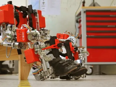 Áo giáp robot - món quà đặc biệt giúp trẻ bị liệt tự tin hơn