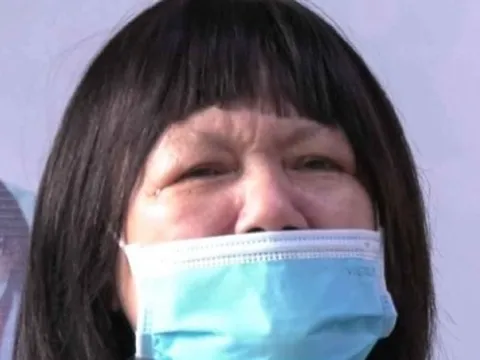 Bệnh nhân ung thư bật khóc khi được bệnh viện trao mái tóc