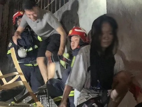 Hà Nội: Cháy nhà trọ ở Cầu Giấy, cảnh sát kịp thời giải cứu 11 người