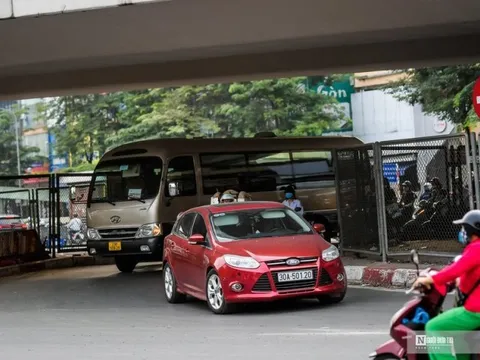 Hà Nội: Nhiều ô tô vi phạm sau khi gầm cầu vượt Ngã Tư Sở lắp biển cấm