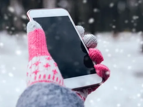 Vì sao thời tiết lạnh khiến pin điện thoại sụt nhanh hơn?