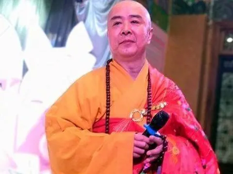 ''Đường Tăng'' Từ Thiếu Hoa phát tờ rơi trên phố