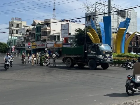 Bình Thuận: Xe ben va chạm với xe máy, một phụ nữ tử vong